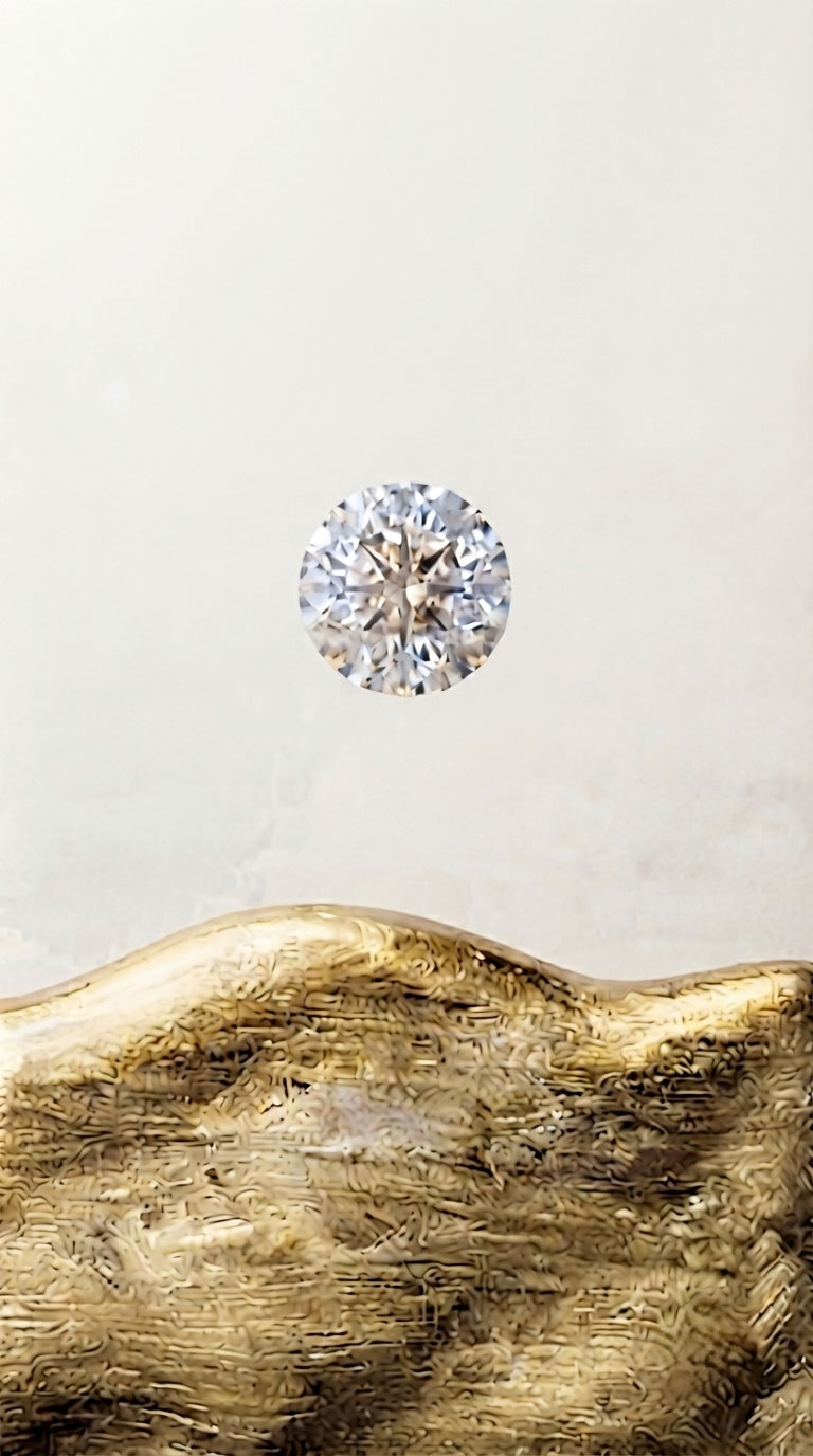 Macro d’un diamant au-dessus d’une matière d’or